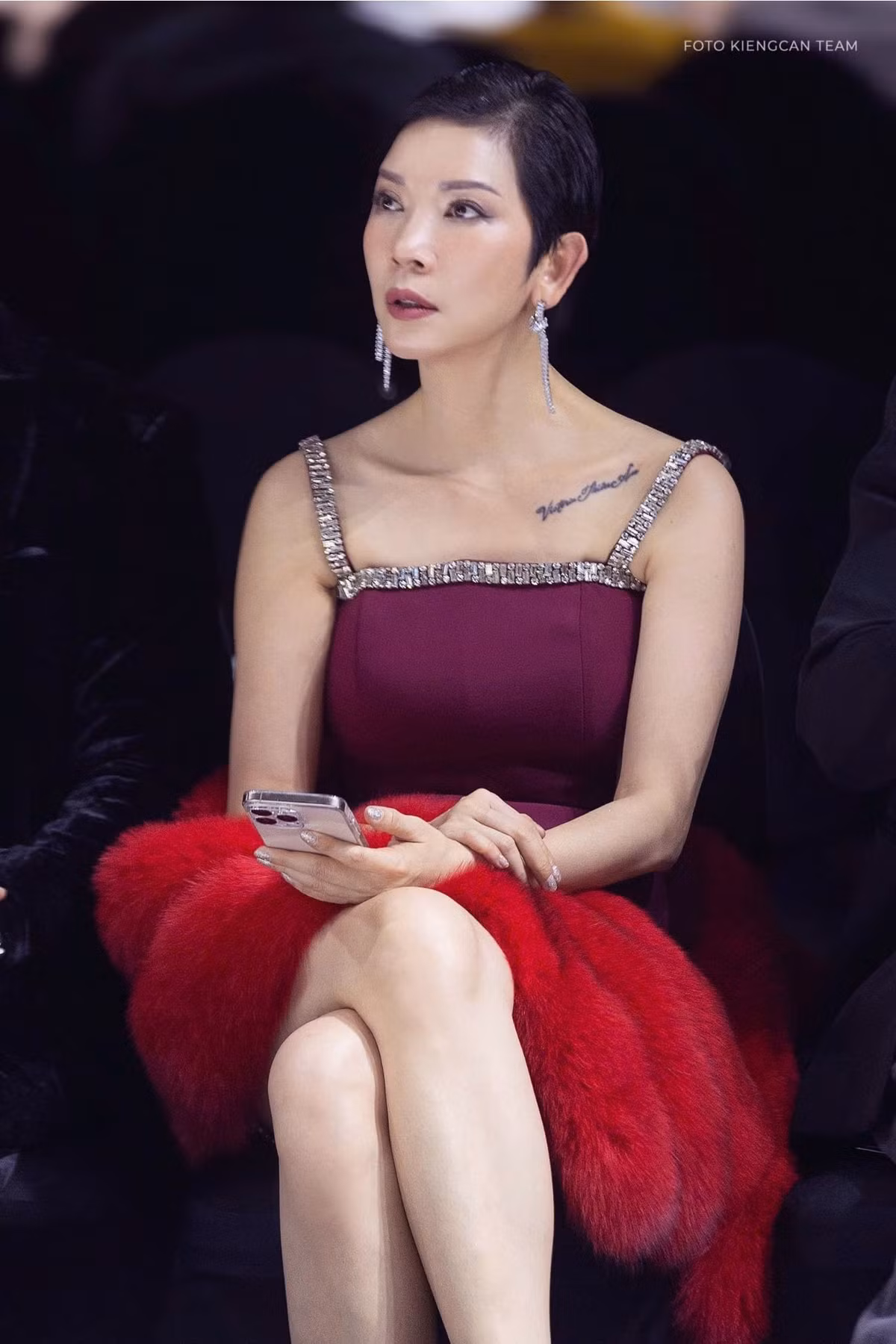 Xuân Lan xúc động trong đám cưới của Bảo Ngọc. “Rồi đến tối qua. Nhìn cách các em xúc động, nghe Gà Cún chúc ba mẹ hạnh phúc. Rồi nghe mấy bài hát trong album “Một được hai” mình trào nước mắt. Rất mong các em sẽ hạnh phúc mãi thế này”, cô viết. Ảnh: FB Xuân Lan.