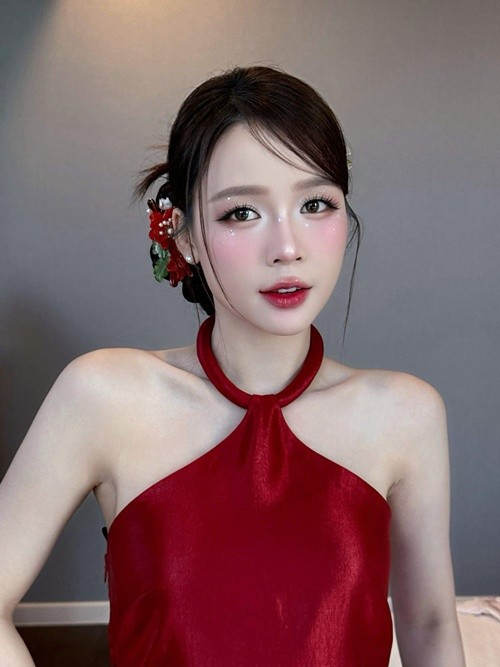 Nhiều cư dân mạng nhận xét bà mẹ hai con không hề “lép vế” khi đứng cạnh những mỹ nhân cùng thế hệ. Trái lại, Sam có phần đằm thắm và sắc sảo hơn so với trước đây.