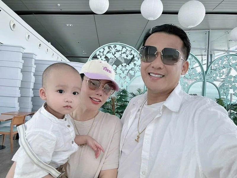 Hồ Quỳnh Hương giữ kín hình ảnh chồng con trong ít năm qua. Đến năm 2025, khi tổ chức đám cưới, nữ ca sĩ mới hé lộ về cuộc hôn nhân với doanh nhân Công Thành cũng như việc làm mẹ bỉm sữa.