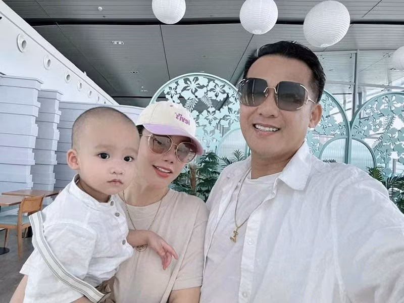 Hồ Quỳnh Hương giữ kín hình ảnh chồng con trong ít năm qua. Đến năm 2025, khi tổ chức đám cưới, nữ ca sĩ mới hé lộ về cuộc hôn nhân với doanh nhân Công Thành cũng như việc làm mẹ bỉm sữa.