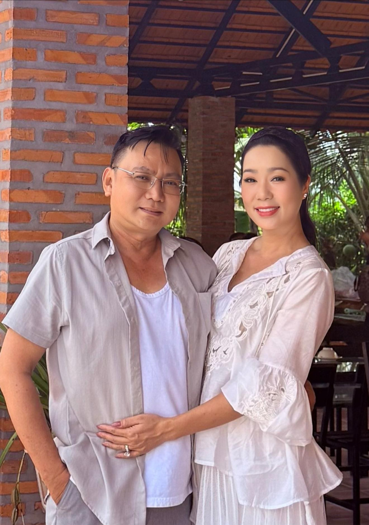Trịnh Kim Chi viết trên trang cá nhân: "Chúc mừng sinh nhật ông xã yêu. Cảm ơn ông xã vì luôn là điểm tựa vững chắc, là người bạn đồng hành tuyệt vời trong cuộc sống của em và các con. Cảm ơn ông xã vì đã luôn như vậy… lặng lẽ, bao dung và yêu thương gia đình mình theo cách rất riêng. Chúc ông xã thật nhiều sức khỏe, bình an và luôn hạnh phúc bên gia đình mình. Chúc mừng sinh nhật ông xã của em. I love you Võ Trấn Phương”.