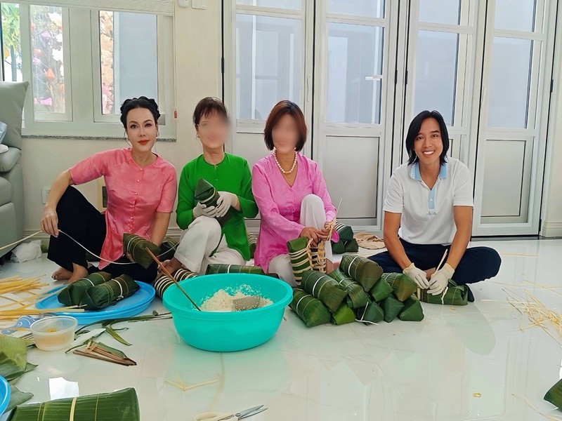 Không khí chuẩn bị Tết xen lẫn tiếng cười khiến buổi sinh nhật của Hoài Phương trở nên gần gũi, đời thường. Với nhiều khán giả, hình ảnh cặp đôi tất bật bên nồi bánh gợi lại không khí gia đình những ngày cuối năm. Ảnh: FB Việt Hương.