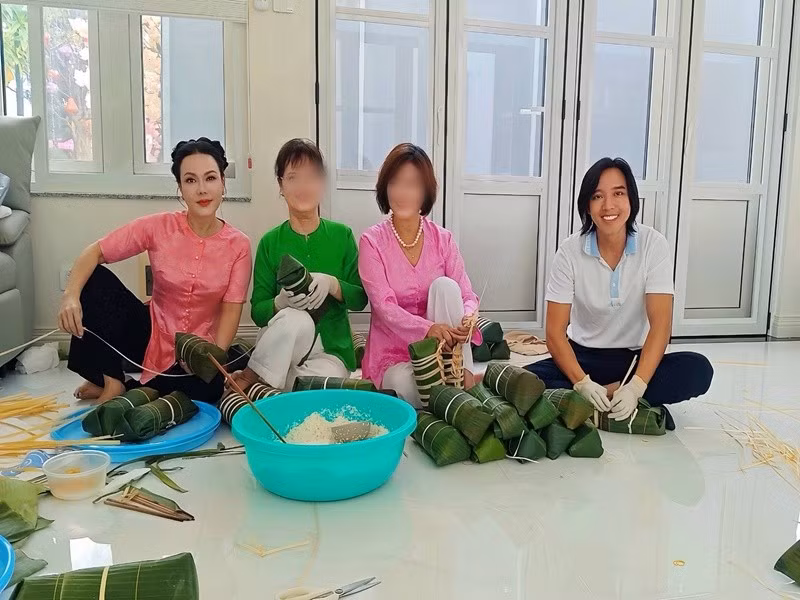 Không khí chuẩn bị Tết xen lẫn tiếng cười khiến buổi sinh nhật của Hoài Phương trở nên gần gũi, đời thường. Với nhiều khán giả, hình ảnh cặp đôi tất bật bên nồi bánh gợi lại không khí gia đình những ngày cuối năm. Ảnh: FB Việt Hương.