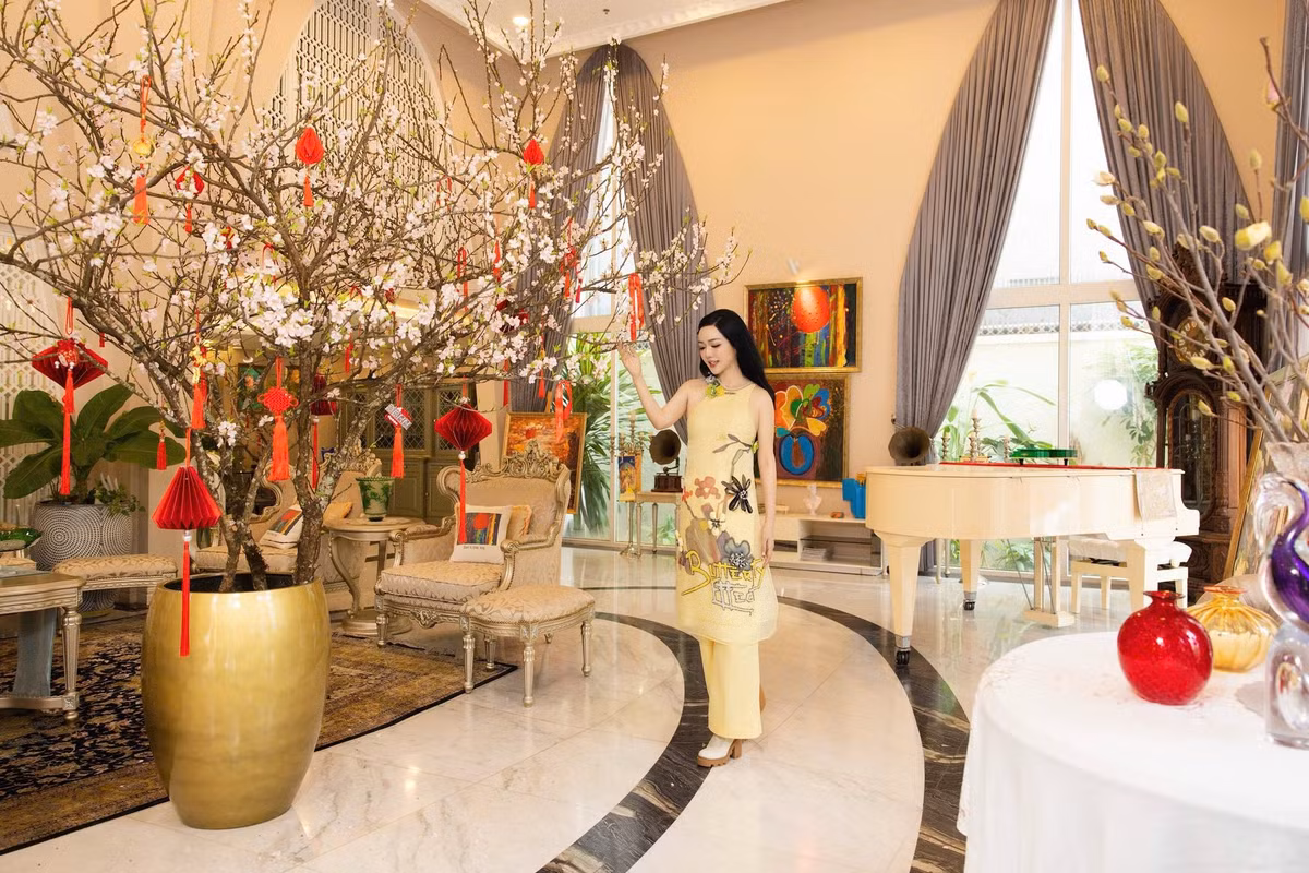 Biệt thự rộng 1.000 m² của Giáng My được trang hoàng từ cuối tháng 1. Trên trang cá nhân, cô khoe không gian phòng khách ngập tràn sắc xuân. Ảnh: FB Giáng My.