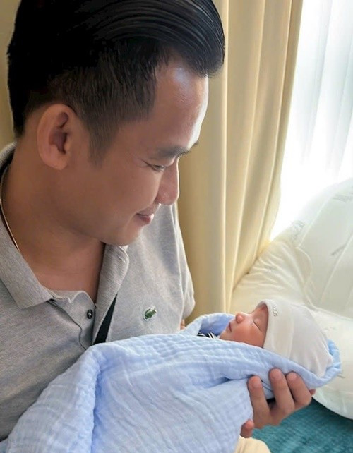Hồ Quỳnh Hương tiết lộ khoảnh khắc đầu đời của bé Táo bên bố - doanh nhân Hoàng Công Thành.