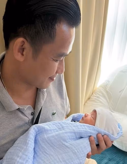 Hồ Quỳnh Hương tiết lộ khoảnh khắc đầu đời của bé Táo bên bố - doanh nhân Hoàng Công Thành.