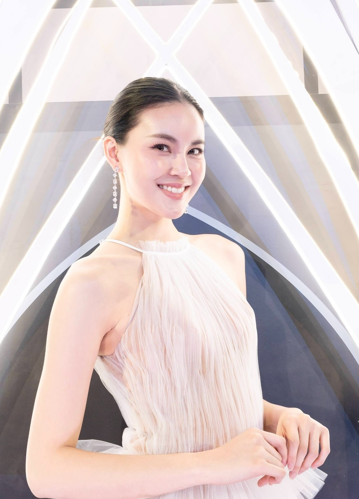 Nhiều khán giả nhận xét nhan sắc của Nicha là sự kết hợp hài hòa giữa nét cổ điển dịu dàng và sắc sảo hiện đại, khiến cô có một sức hút đặc biệt. Ảnh: FB Nicha Poonpoka.