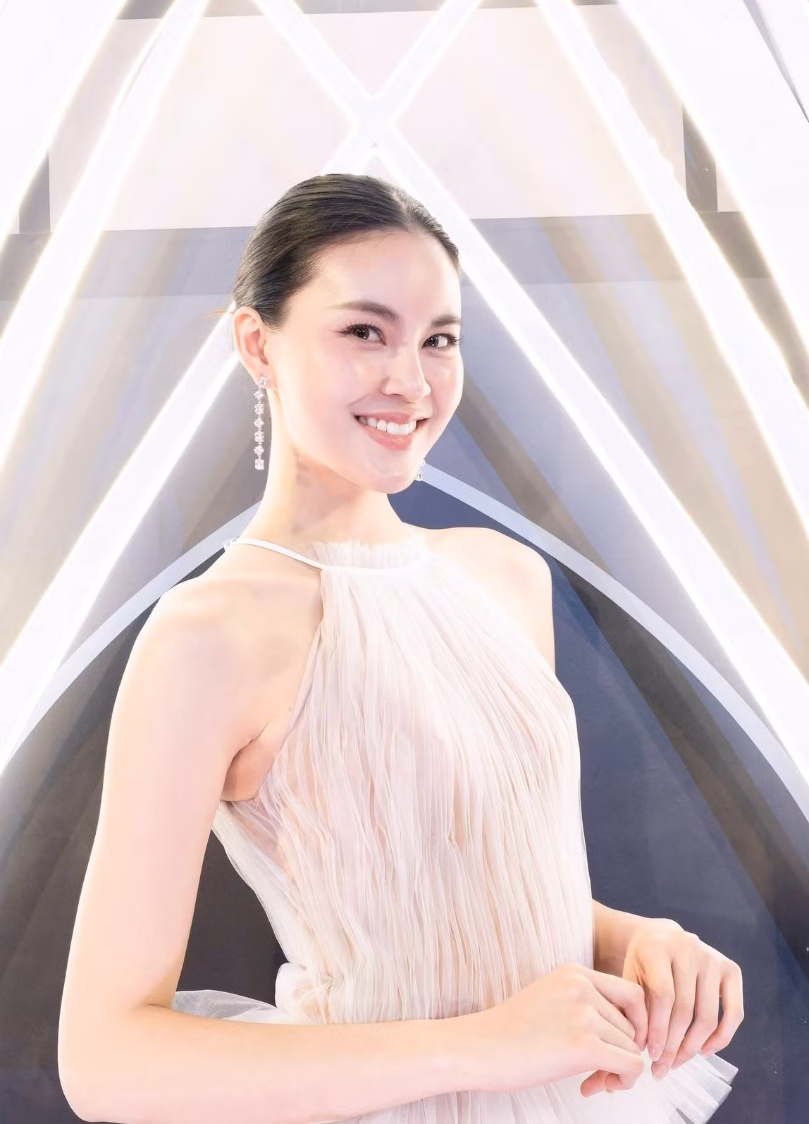 Nhiều khán giả nhận xét nhan sắc của Nicha là sự kết hợp hài hòa giữa nét cổ điển dịu dàng và sắc sảo hiện đại, khiến cô có một sức hút đặc biệt. Ảnh: FB Nicha Poonpoka.