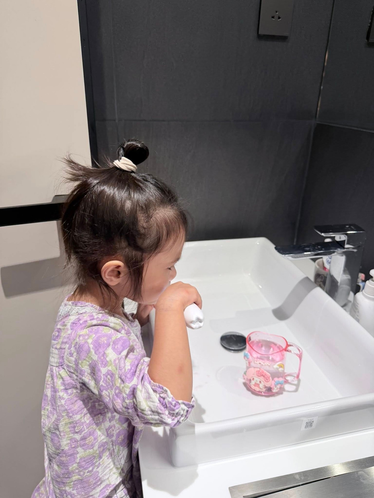 Bảo Anh khuyến khích con gái tự làm những việc nhỏ phù hợp với lứa tuổi, từ việc chơi một mình, ăn uống nề nếp, tự đánh răng. Ảnh: FB Misumi.