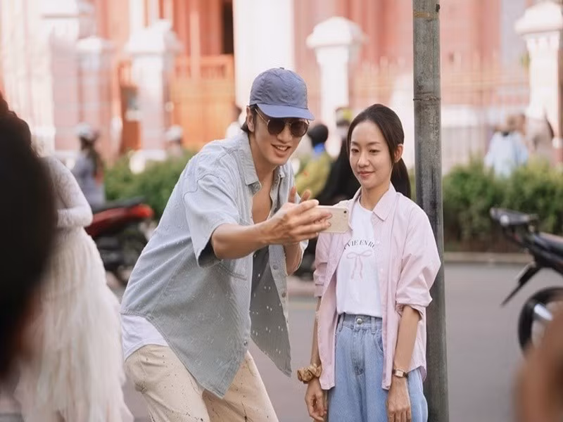 Trong phim Tay anh giữ một vì sao dự kiến ra rạp vào tháng 10/2025, Lee Kwang Soo đóng vai ngôi sao Hàn Quốc Kang Jun Woo, vô tình gặp Thảo (Hoàng Hà) - nhân viên phục vụ quán cà phê ở Việt Nam. Ảnh: FB Hoàng Hà.