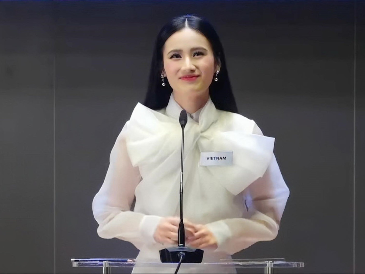 Trong phần thi của mình, Ý Nhi nói về ước mơ thời thơ ấu và khát vọng ở thời điểm hiện tại: “Nếu bạn từng mơ ước trở thành bác sĩ, giáo viên hay nhà lãnh đạo, hãy giơ tay lên. Tôi từng chia sẻ những giấc mơ đẹp đẽ, trong sáng ấy từ khi còn bé. Nhưng cuộc đời đưa tôi đến hành trình bất ngờ hơn là trở thành Miss World Vietnam 2023. Tại Miss World, tôi mong muốn dùng tiếng nói, sức ảnh hưởng để tiếp thêm sức mạnh và nuôi dưỡng thật nhiều những giấc mơ khác”. Ảnh: FB Ý Nhi.