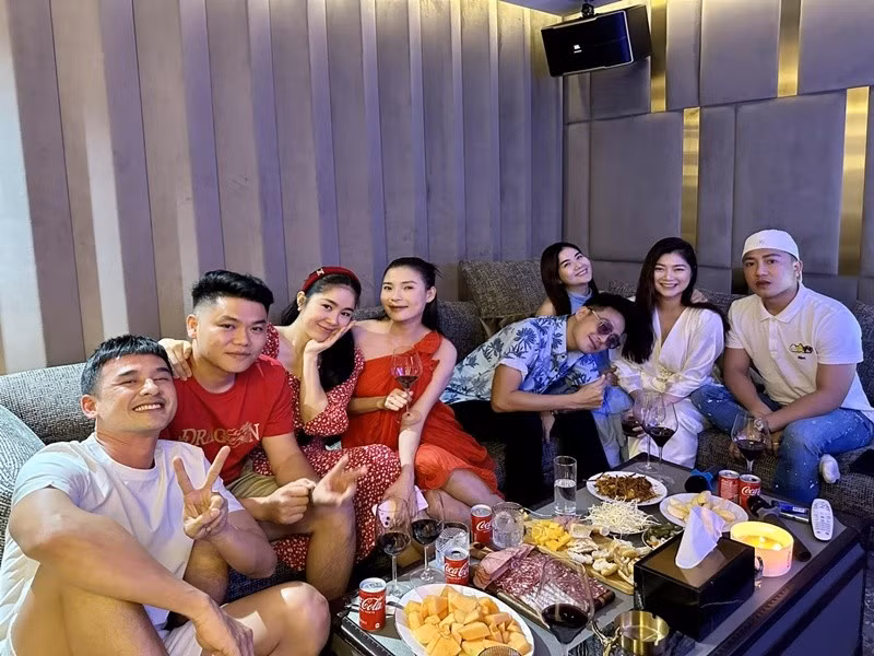 Cặp đôi dính như sam trong các buổi gặp gỡ đồng nghiệp. Trong khi Thanh Trúc đóng nhiều phim như Mưa thủy tinh, Hướng nghiệp, Sóng đời, Mộng phù du, Hoa dại, Tình án, Trà táo đỏ, Rồi 30 năm sau, Châu Khải Phong đi hát từ những năm cuối thập niên 2000, nổi tiếng với bài hát Ngắm hoa lệ rơi. Ảnh: Yeah1.