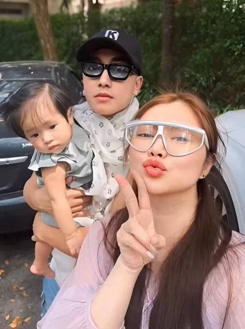 Thanh Trúc và Châu Khải Phong đều cưng chiều con gái chung. Ảnh: Phụ Nữ Số.