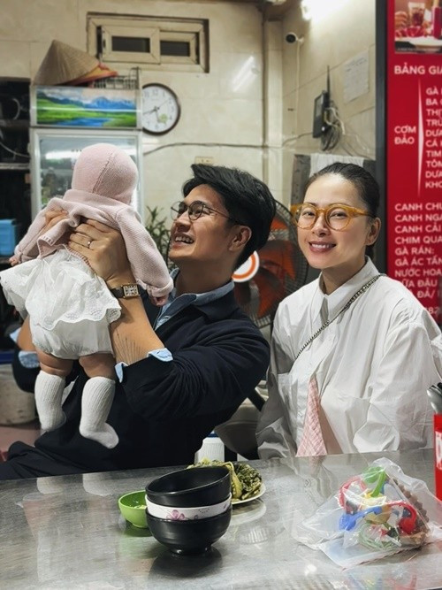 Ngô Thanh Vân cho biết, điều khiến cô mỉm cười nhiều nhất là được làm mẹ. “Gạo đã đến bên ba mẹ, đúng lúc và đúng nghĩa của yêu thương. Cảm ơn con vì đã chọn gia đình mình, cho ba mẹ một năm và một đời hoàn toàn khác từ đây”, nữ diễn viên trải lòng. Ảnh: FB Huy Trần.