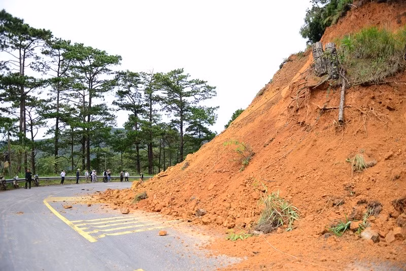 Ông Nguyễn Văn Sơn, Phó Chủ tịch UBND phường Xuân Trường – Đà Lạt cho biết, các lực lượng đang phối hợp đánh giá hiện trạng để đưa ra phương án xử lý phù hợp. “Chúng tôi ưu tiên an toàn cho người và phương tiện. Khi thời tiết ổn định, đơn vị chuyên môn sẽ tiến hành khơi thông và gia cố khu vực có nguy cơ sạt trượt”, ông Sơn nói.