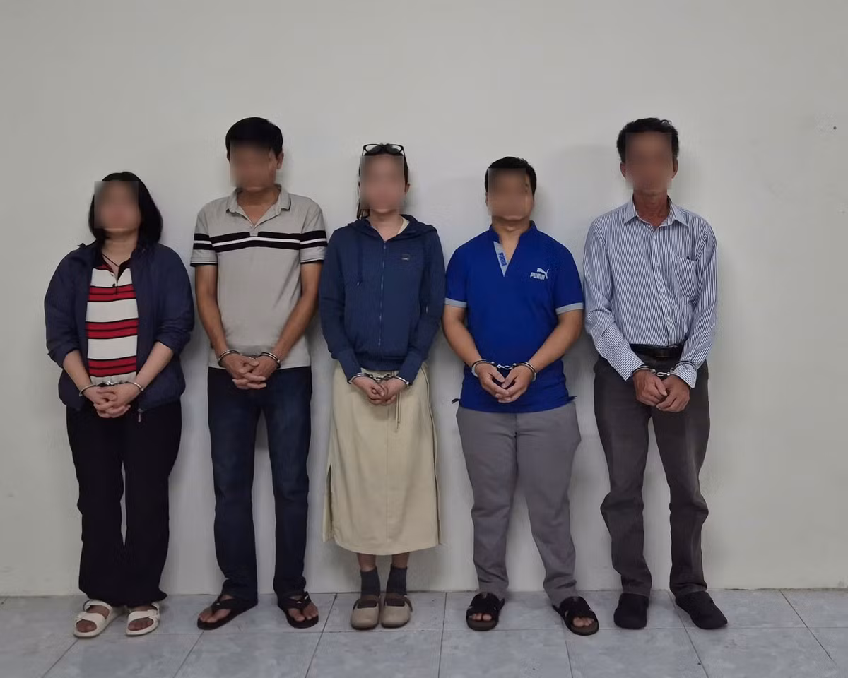 Từ trái qua, các đối tượng: Phạm Thị Quyên, Bùi Đức Nhiên, Nguyễn Thạch Thảo Nguyên, Nguyễn Hoàng Thái Dương, Nguyễn Minh Dũng. Ảnh: Công an cung cấp