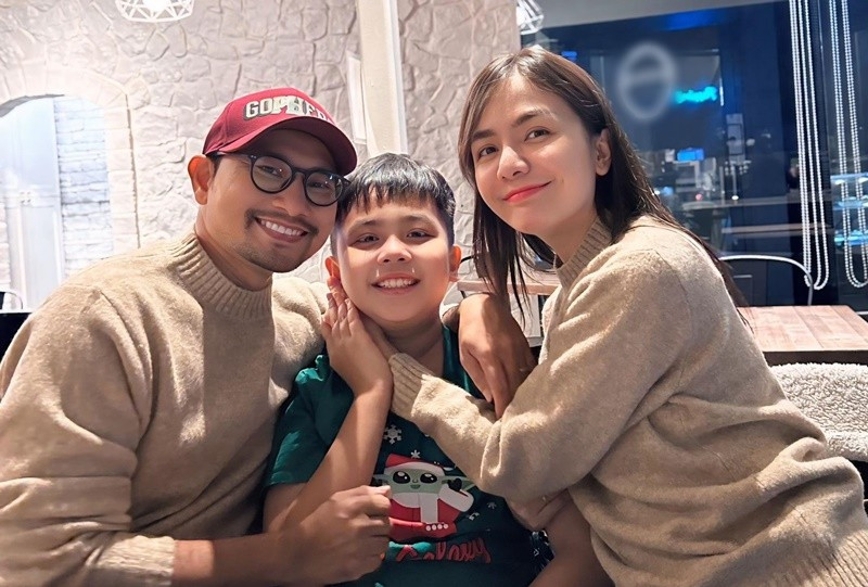 Theo Tiền Phong, Huỳnh Đông lên kế hoạch định cư Canada sau một chuyến lưu diễn. Khi bàn bạc với Ái Châu, nam diễn viên được vợ ủng hộ. Đến năm 2023, cả gia đình Huỳnh Đông sang Canada sinh sống.