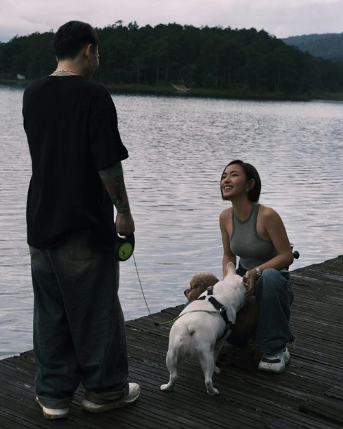 Binz sinh năm 1988, gây chú ý với vai trò huấn luyện viên gameshow Rap Việt. Châu Bùi sinh năm 1997, hoạt động trong lĩnh vực thời trang, đắt show quảng cáo. Ảnh: FB Châu Bùi.