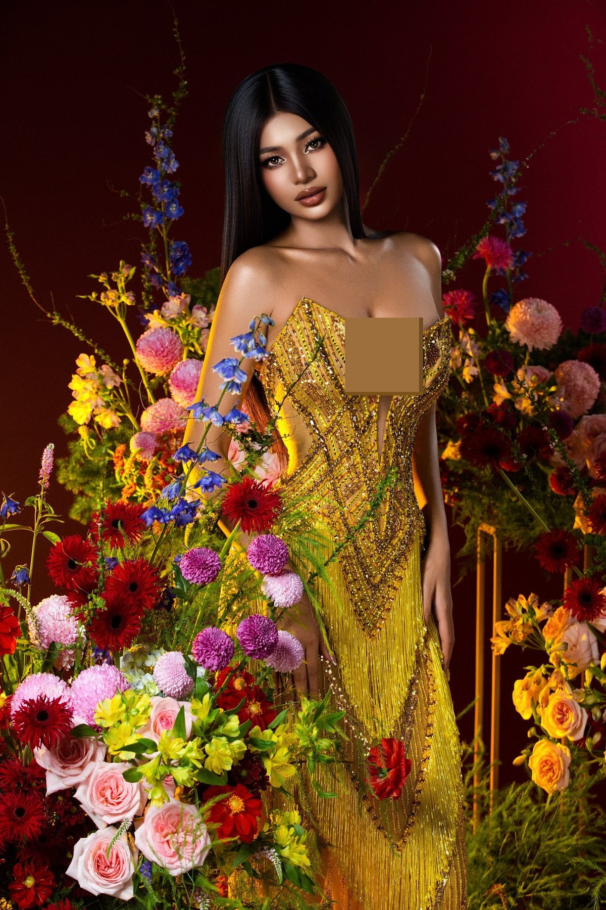 Đại diện Thái Lan - Naruemol Phimphakdee diện thiết kế cúp ngực, màu vàng ánh kim rực rỡ, đính kết lấp lánh. Theo Tiền Phong, Naruemol cao 1m83, mang dòng máu Thái Lan - Campuchia.