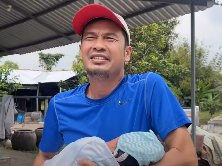 Nam diễn viên có con đầu lòng ở tuổi 52. Ảnh: Youtube Tiết Cương.