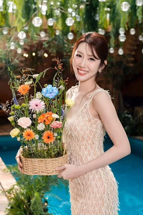 Thúy Ngân sở hữu gương mặt thanh tú với đường nét hài hòa. Đôi mắt to, ánh nhìn sắc sảo nhưng vẫn giữ được vẻ dịu dàng. Sống mũi cao, khuôn miệng cân đối cùng nụ cười rạng rỡ giúp cô tạo thiện cảm mỗi khi xuất hiện. Gần đây, cô được trang TC Candler đề cử vào danh sách Top 100 gương mặt đẹp nhất thế giới năm 2026.