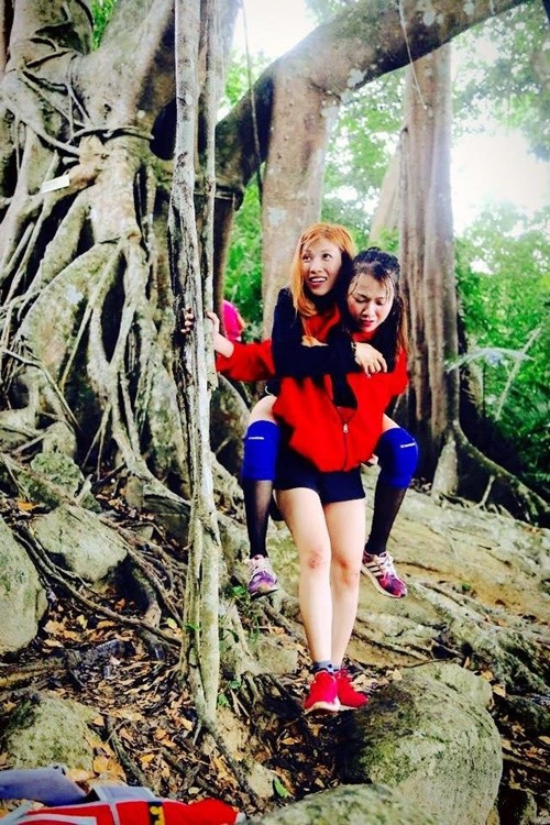 Trang Pháp và Băng Di trở nên thân thiết khi cùng tham gia chương trình Cuộc đua kỳ thú 2015. Băng Di chia sẻ trên Tiền Phong về tình bạn: "Trang hướng nội, còn Di hướng ngoại nhiều hơn. Trang kỹ tính, thậm chí đôi lúc khó tính trong công việc, còn Di khá dễ. Điều Di quý nhất ở Trang đó là sự tốt bụng với tất cả mọi người". Ảnh: Tiền Phong.