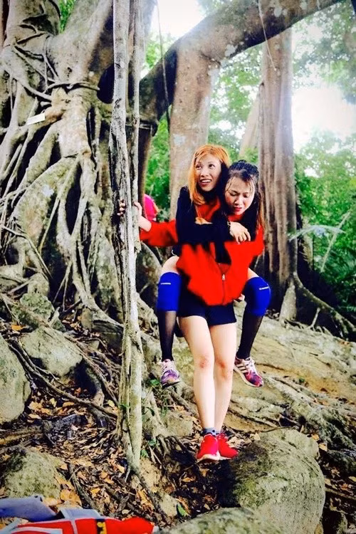 Trang Pháp và Băng Di trở nên thân thiết khi cùng tham gia chương trình Cuộc đua kỳ thú 2015. Băng Di chia sẻ trên Tiền Phong về tình bạn: "Trang hướng nội, còn Di hướng ngoại nhiều hơn. Trang kỹ tính, thậm chí đôi lúc khó tính trong công việc, còn Di khá dễ. Điều Di quý nhất ở Trang đó là sự tốt bụng với tất cả mọi người". Ảnh: Tiền Phong.