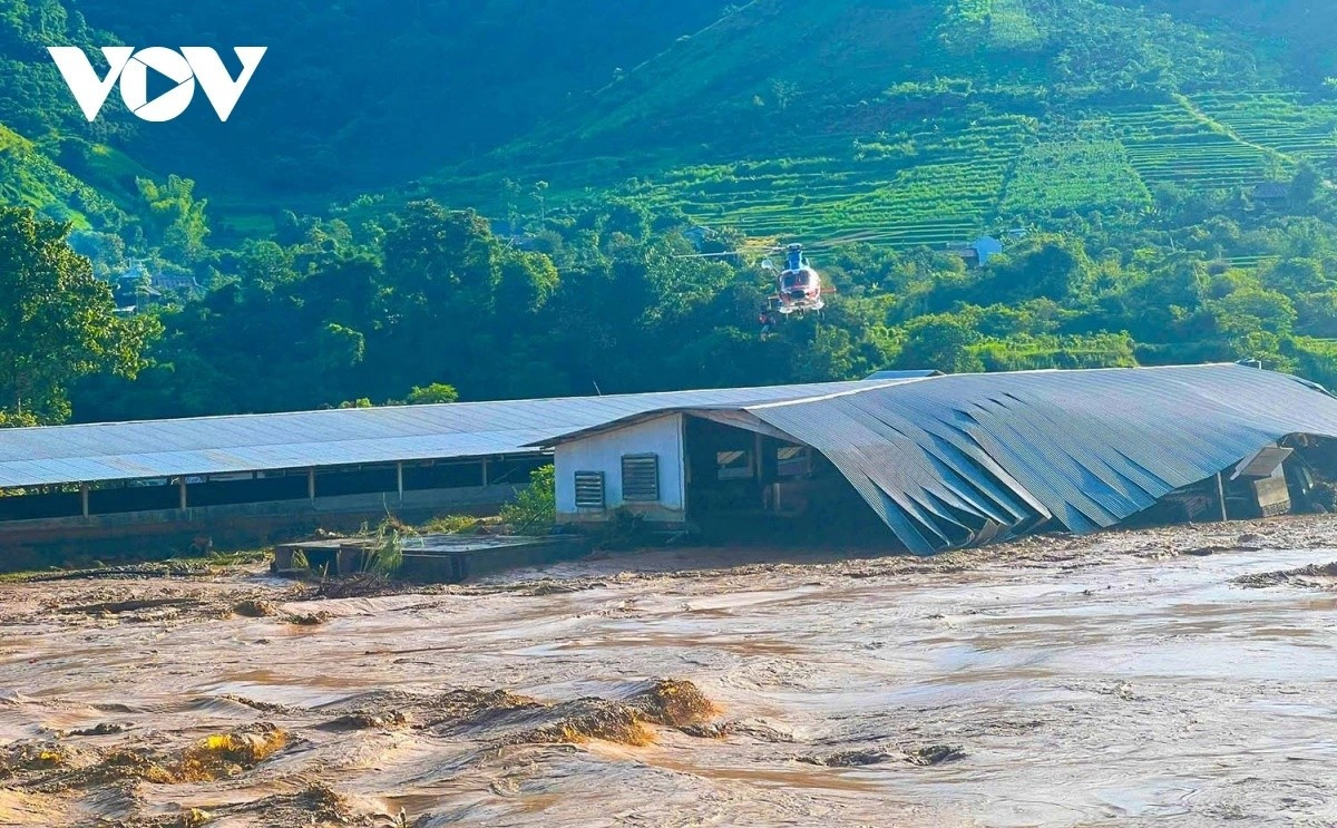 Máy bay tiếp cận khu vực nạn nhân bị mắc kẹt.