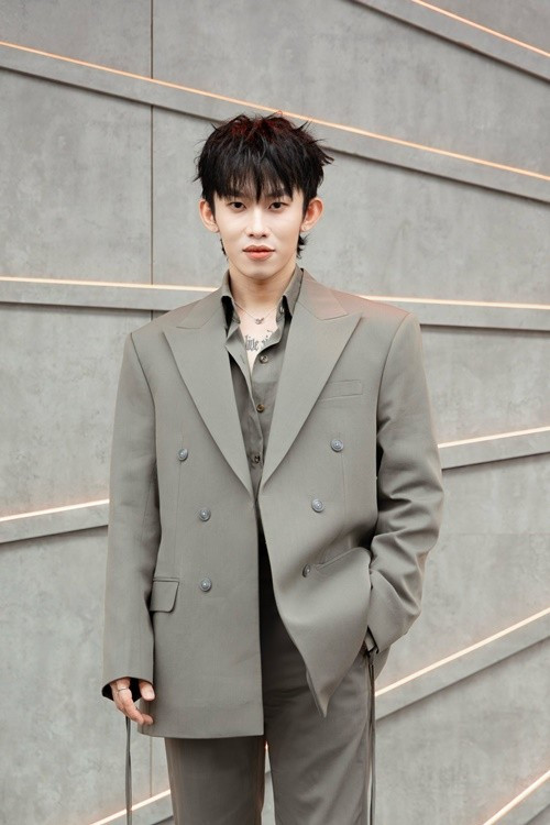 Năm 2022, Kay Trần tham gia show hẹn hò Mảnh ghép tình yêu. Ở chương trình, nam ca sĩ được DJ Oxy và người mẫu Cao Ngân lựa chọn. Tuy nhiên, anh từ chối cả hai người đẹp. Ảnh: FB Kay Trần.