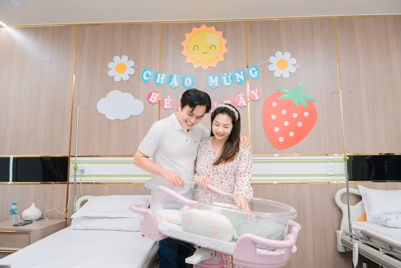 Sau sinh, Trúc Trương nhận được nhiều lời khen ngợi nhờ nhan sắc tươi tắn, thần thái rạng rỡ. Sự quan tâm, đồng hành sát sao của Cao Minh Đạt trong suốt thai kỳ và sau khi vợ sinh con được xem là nguồn động viên tinh thần lớn, giúp cô nhanh chóng hồi phục.