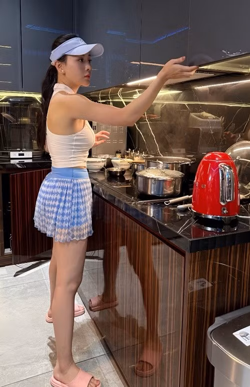 Phương Oanh ngày càng chăm nấu ăn cho gia đình. Ảnh: FB Phương Oanh.