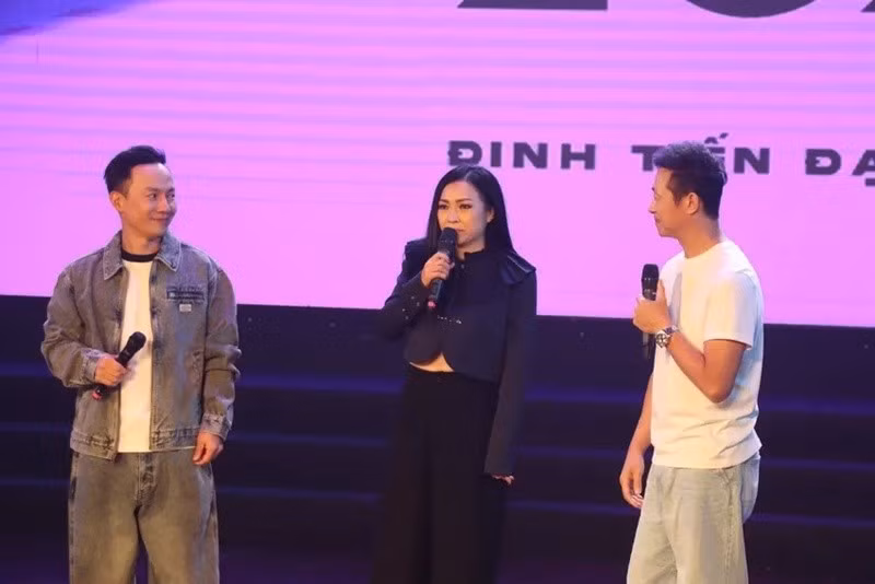 Theo Pháp Luật TP HCM, mới đây, tại một sự kiện, rapper Đinh Tiến Đạt (ngoài cùng bên trái) cho biết ca sĩ Phương Thanh luôn có mặt trong những cột mốc, dấu ấn thầm kín thậm chí là khủng khiếp trong đời anh. Ảnh: Pháp Luật TP HCM.