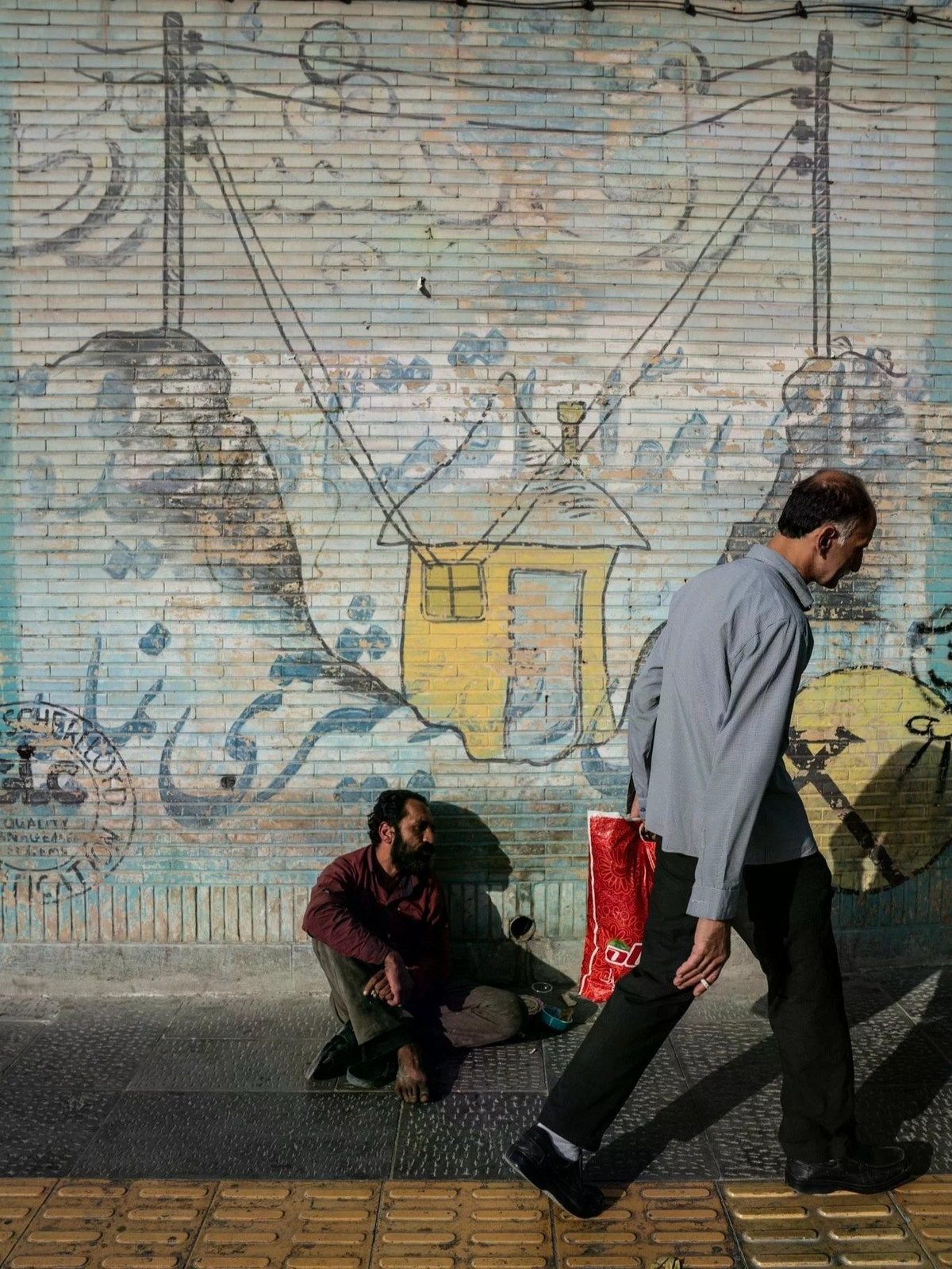 Thủ đô Tehran của Iran là siêu đô thị với khoảng 10 triệu dân. Tại đây, các khu dân cư, thương mại và quân sự nằm xen kẽ. Từ cuối tháng 2, người dân sinh sống tại đây cũng "nghẹt thở" với chiến sự, họ miêu tả rằng như đang sống trong "những ngày tận thế".