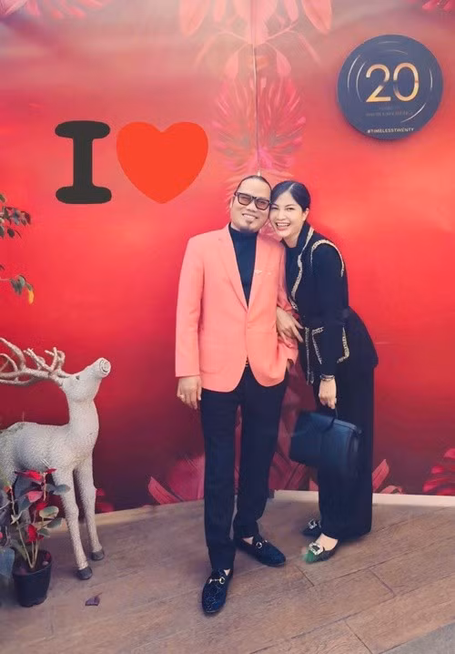 Theo Vietnamnet, Vượng Râu lập công ty giải trí từ lúc còn độc thân, sau khi kết hôn, anh đã giao hết quyền quản lý tiền bạc, nhân sự cho vợ để tập trung chuyên môn. Ảnh: FB Thu Hiền.