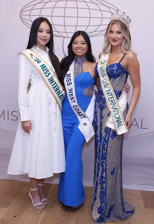 Thanh Thủy vẫn giữ phong cách trang điểm đậm trong chuyến công tác ở Mỹ. Ảnh: Instagram Miss International.