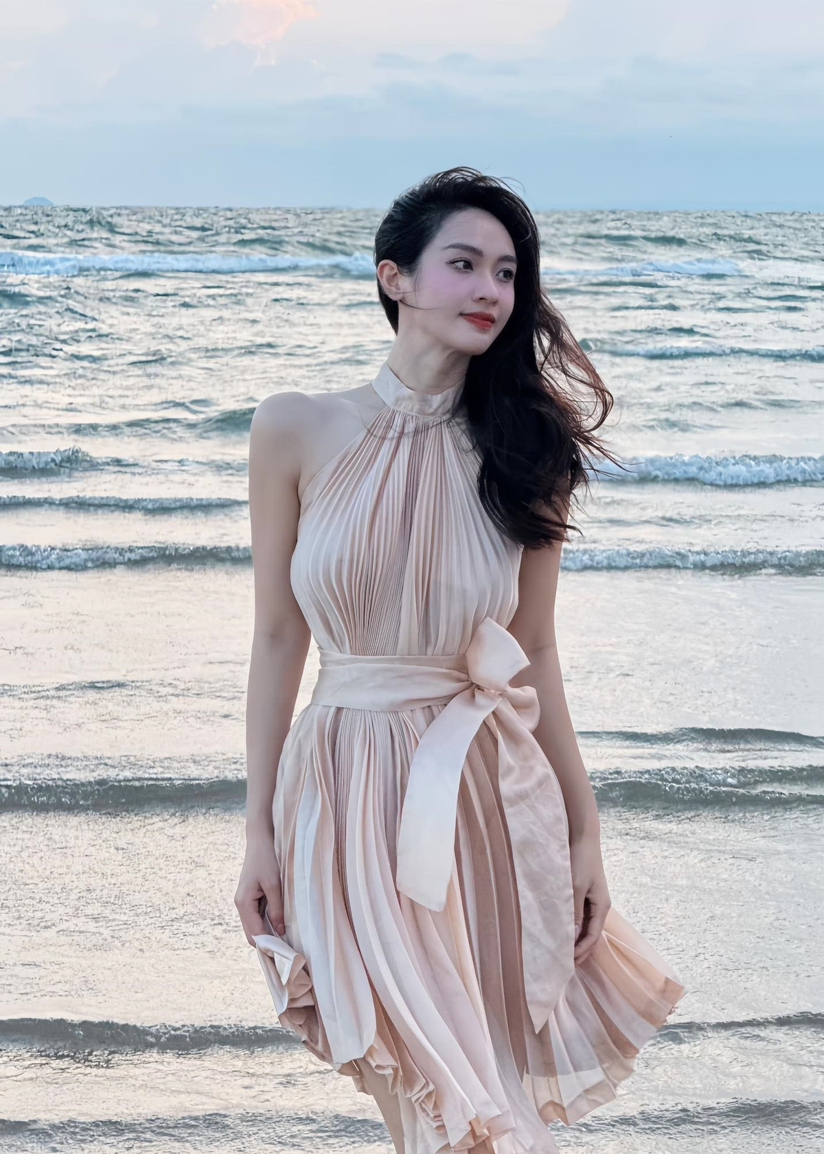 Diện váy hở vai trần trong chuyến du lịch biển, Á hậu 2 Miss Universe Vietnam 2024 đẹp như thần tiên tỷ tỷ. Ảnh: FB Vũ Thúy Quỳnh.