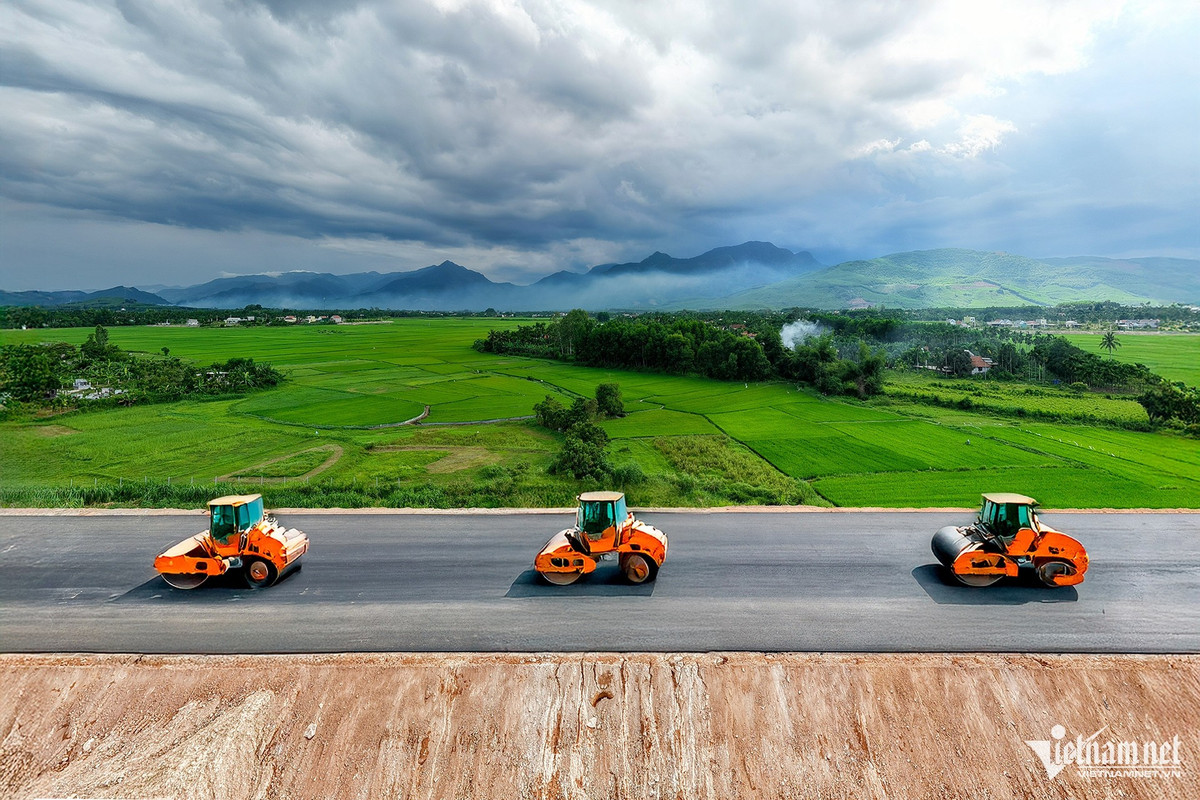 Khi màn đêm buông xuống, ánh đèn pha từ hàng chục xe lu, máy ủi, xe trộn bê tông cắt ngang bóng tối, nơi đây thành đại công trường sáng rực, rộn rã âm thanh máy móc không ngừng nghỉ. Gói thầu XL1 có 11 mũi thi công với hơn 1.000 kỹ sư, công nhân và gần 400 thiết bị hoạt động suốt ngày đêm.