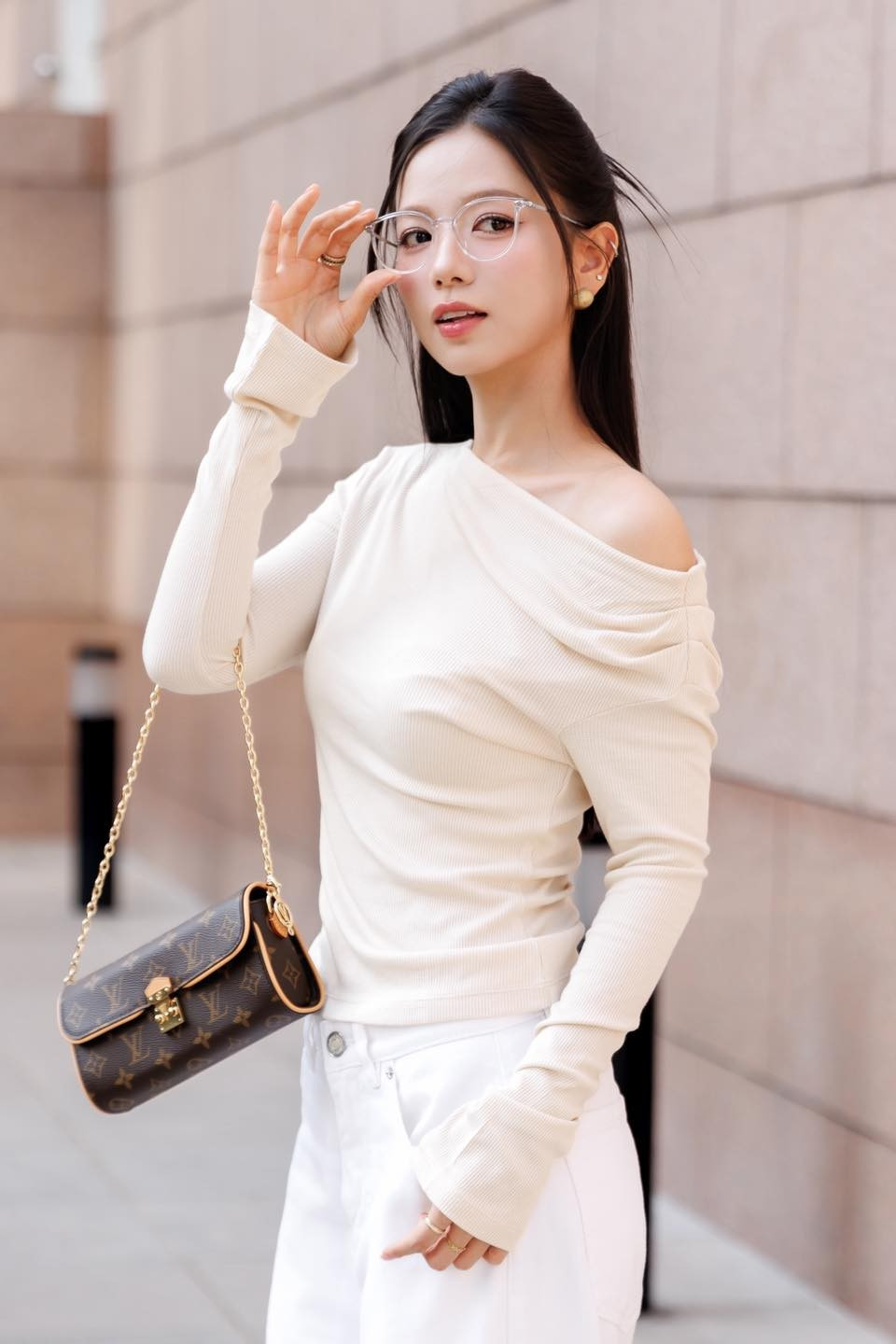 Ở đời thường, Hạ Anh ưu tiên trang phục mang tính ứng dụng cao, mang lại sự thoải mái nhưng vẫn giữ được nét trẻ trung, hiện đại.