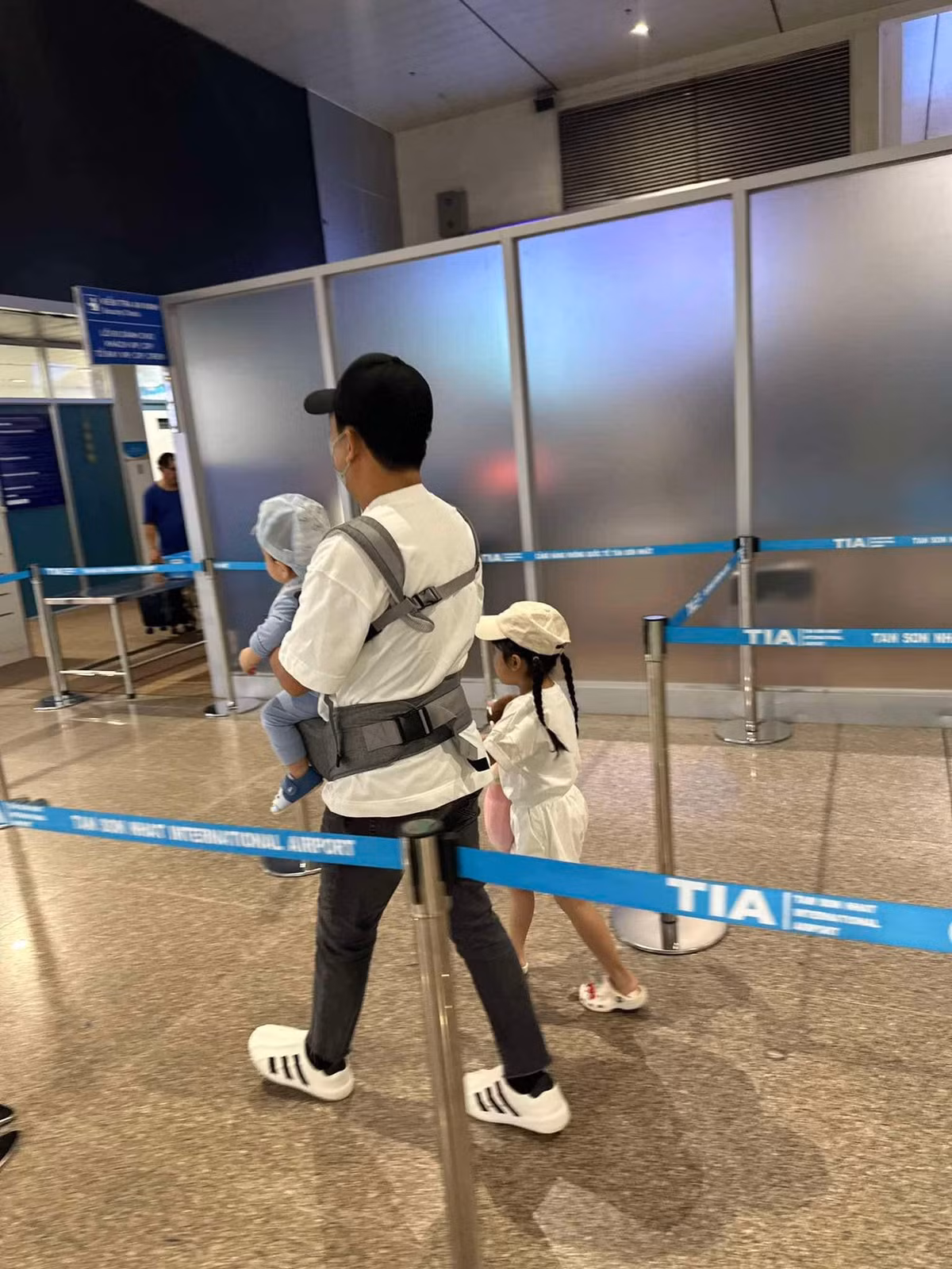 Trường Giang khéo léo chăm sóc các con khi vắng Nhã Phương. Ảnh: FB Trường Giang.