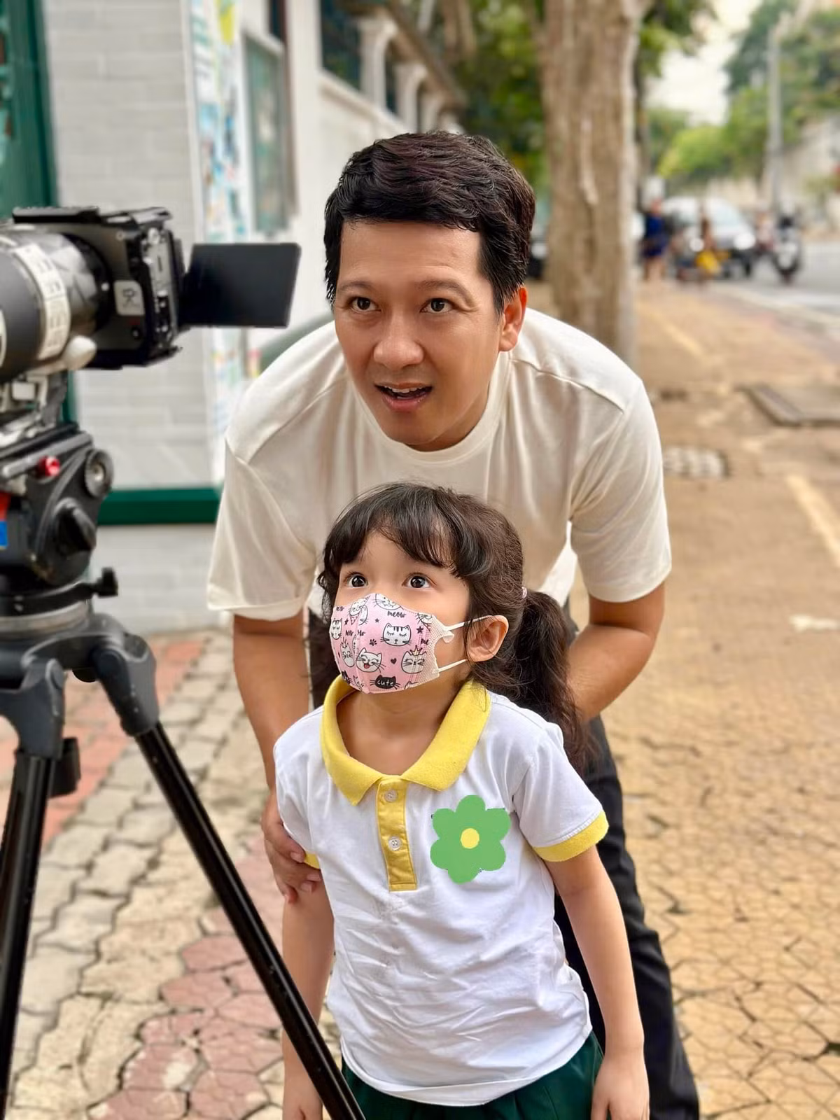 Nam diễn viên hài đưa con gái đến phim trường. Ảnh: FB Trường Giang.