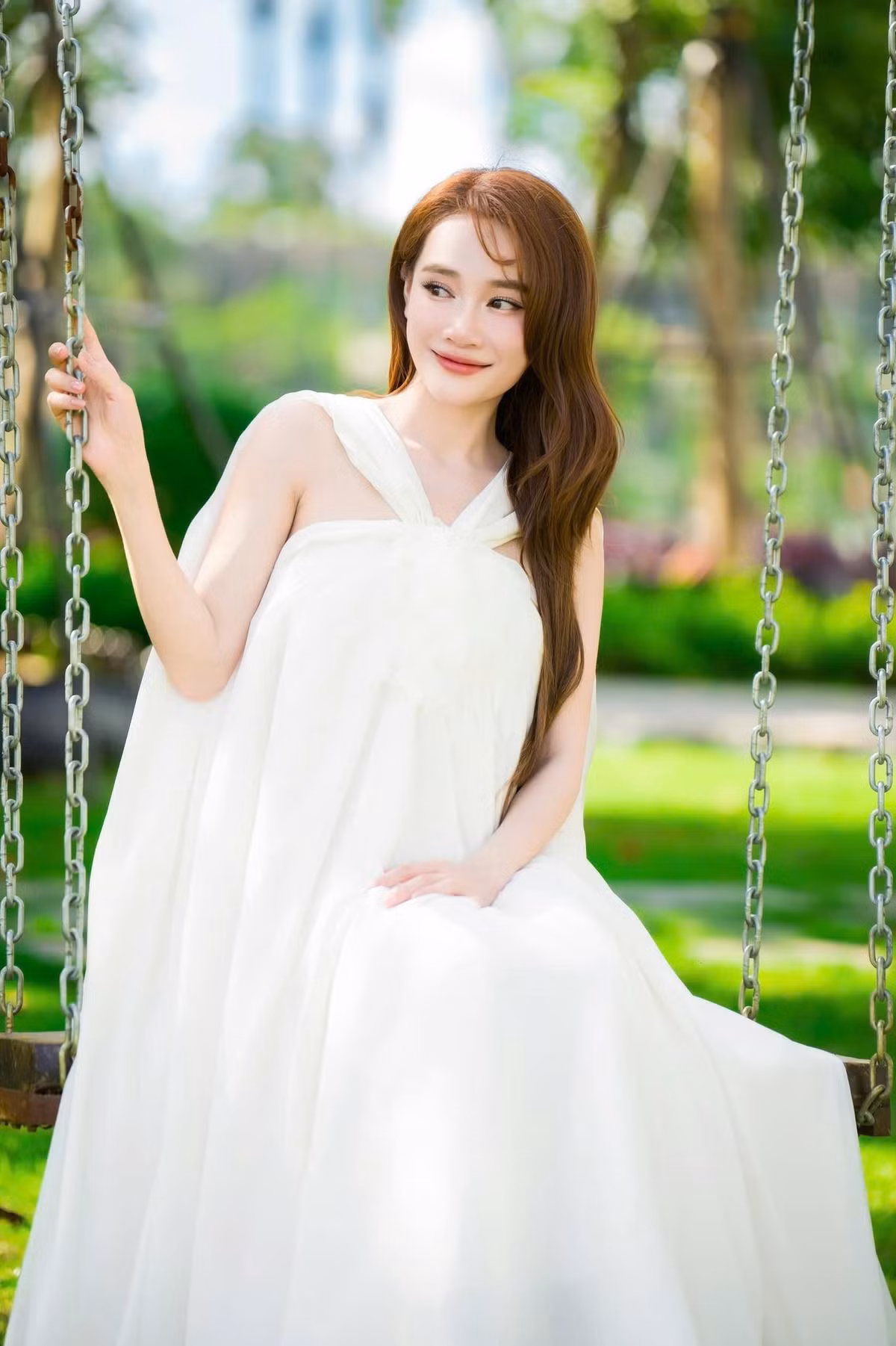 Vợ Trường Giang liên tục mặc trang phục rộng. Ảnh: FB Nhã Phương.