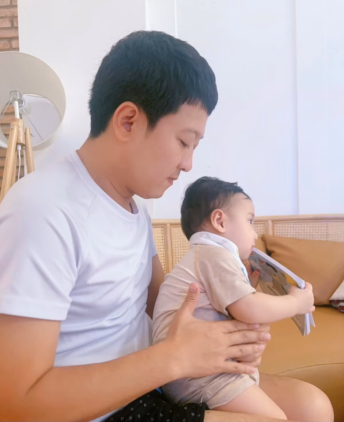 Từ nhỏ, các con đều quấn quýt Trường Giang khiến Nhã Phương cảm thấy bị 'ra rìa'. Ảnh: FB Trường Giang.