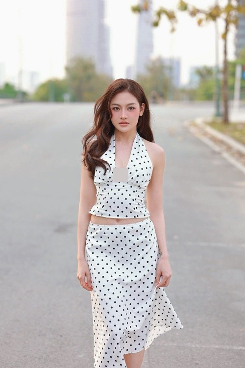 Từ hình ảnh trẻ trung, trong sáng ở những ngày đầu bước vào nghề, nữ diễn viên dần xây dựng phong cách cá nhân gợi cảm và hiện đại hơn nhưng không phô trương.