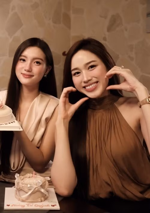 Tú Quỳnh và Đỗ Thị Hà cùng tham gia Hoa hậu Việt Nam 2020. Ở sân chơi nhan sắc này, Tú Quỳnh dừng chân ở top 35, Đỗ Thị Hà giành ngôi vị cao nhất. Ảnh: FB Tú Quỳnh.