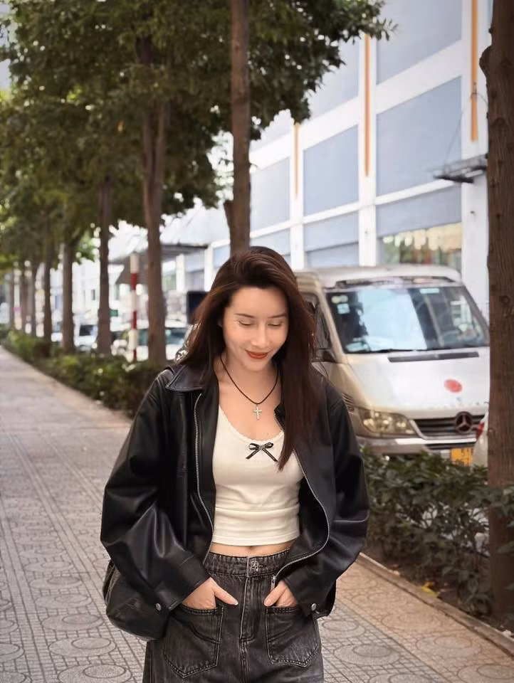 Theo HTV, Lưu Hương Giang không chạy đua với thị trường âm nhạc, không suy nghĩ và tính toán quá nhiều. Thay vào đó là những cuộc dạo chơi đầy thảnh thơi, vừa làm vừa tận hưởng nhưng vẫn giữ được màu sắc riêng.