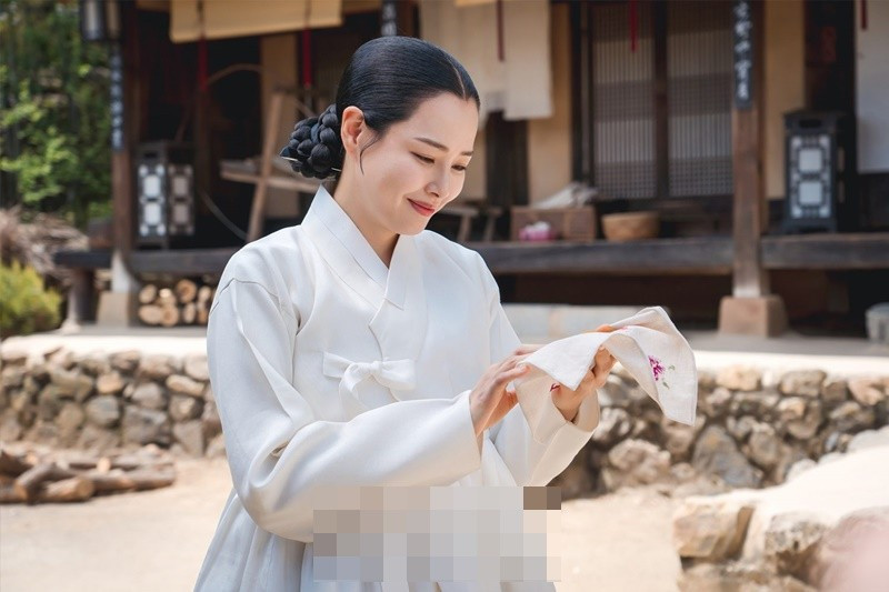 Sau khi miệt mài thi nhan sắc, Honey Lee lấn sân đóng phim. Người đẹp góp mặt trong các phim: Hương vị tình yêu – Pasta, Nông dân hiện đại – Modern farmer, Tazza: The hidden card, Nghề siêu khó – Extreme job, Nữ thanh tra tài ba – One the woman, Hoa nở về đêm - Knight flower. Ảnh: Harper’s Bazaar Việt Nam