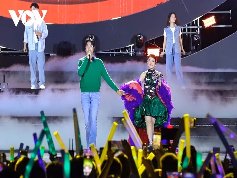 Năm 2020, cả hai cùng ra mắt ca khúc Làm gì phải hốt. Ảnh: VOV.