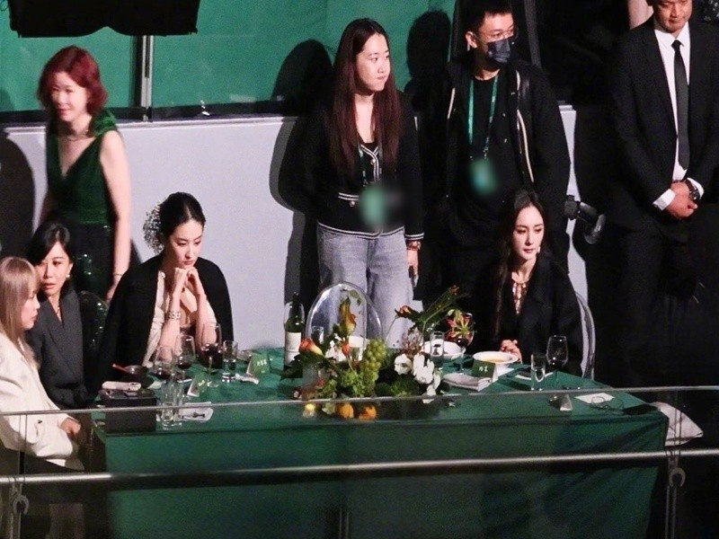 Thậm chí, dù được xếp ngồi chung bàn, 2 nữ minh tinh tỏ ra gượng gạo, tránh giao tiếp với đối phương. Ảnh: Tiền Phong.