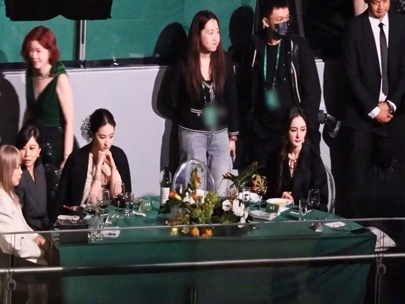 Thậm chí, dù được xếp ngồi chung bàn, 2 nữ minh tinh tỏ ra gượng gạo, tránh giao tiếp với đối phương. Ảnh: Tiền Phong.