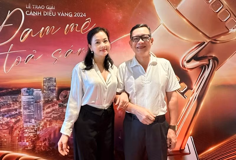 Nghệ sĩ Thu Quế luôn đồng hành với con trên mọi nẻo đường. "Nhà tôi không thuê giúp việc nên mọi việc trong nhà mình tôi quán xuyến hết", cô tiết lộ.